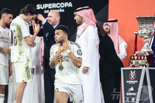 준우승 메달을 목에 건 레알 마드리드의 음바페 ⓒ AFP=뉴스1