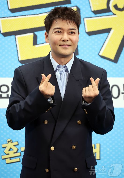방송인 전현무가 12일 오후 서울 마포구 스탠포드호텔코리아에서 열린 JTBC ‘혼자는 못 해’ 제작발표회에 참석해 포즈를 취하고 있다. ‘혼자는 못해’는 게스트 혼자 하기 버겁거나 용기가 없어 미뤄둔 일, 함께 나누고 싶은 모든 일을 같이 해주는 ‘게스트 맞춤 팀플 버라이어티’ 예능으로 오는 13일 첫 방송된다. 2026.1.12/뉴스1 ⓒ News1 김진환 기자