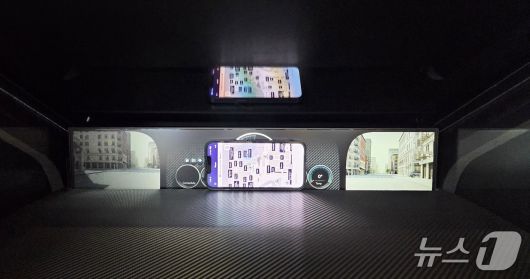 지난 6일(현지시간) 미국 라스베이거스에서 열린 CES 2026 내 3M 부스에 전시된  Advanced Light Control Films. 이 필름은 계기판의 빛 반사를 줄여 운전자의 불편함을 주여준다. 실제 휴대폰은 유리에 반사됐지만, 계기판은 반사되지 않았다. 2026.1.6 ⓒ News1 박기범 기자