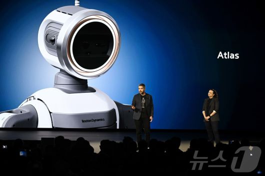 알베르토 로드리게즈 보스턴다이나믹스 아틀라스 행동정책 담당과 캐롤리나 파라다 구글 딥마인드 로보틱스 총괄이 기조연설하고 있다. (공동취재) 2026.1.6/뉴스1 ⓒ News1 황기선 기자