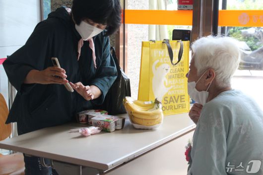 광주 북구 동행재활요양병원에서 입소환자가 가족과 영상통화를 하고있다. 2024.5.8/뉴스1 ⓒ News1 박지현 기자