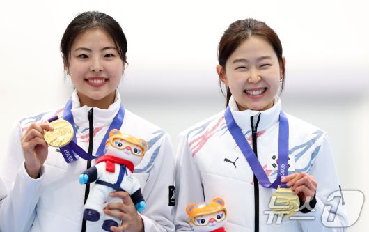 9일(현지시간) 중국 헤이룽장성 하얼빈 스피드 스케이트 오벌에서 열린 하얼빈 동계아시안게임 스피드 스케이팅 여자 팀스프린트에서 우승한 이나현, 김민선이 기념촬영하고 있다. 2025.2.9/뉴스1 ⓒ News1 이승배 기자