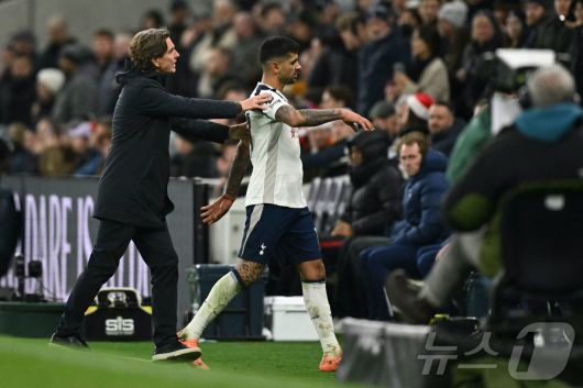 토마스 프랭크 토트넘 감독과 크리스티안 로메로. ⓒ AFP=뉴스1