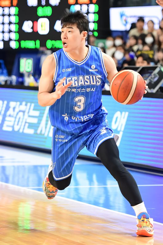 프로농구 한국가스공사 정성우가 12일 LG와 경기에서 드리블을 하고 있다.(KBL 제공)