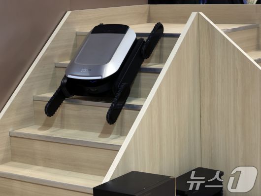 세계 최대 IT(정보기술)·가전 전시회 'CES 2026' 개막 일인 6일(현지시간) 미국 네바다주 라스베이거스 컨벤션센터(LVCC)에서 드리미 로봇청소기가 시연을 하고 있다. 2026.1.7/뉴스1 ⓒ News1 황기선 기자