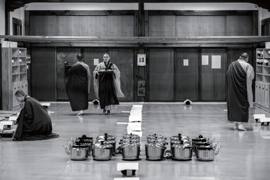 발우공양 준비하는 모습 (한국불교문화사업단 제공)