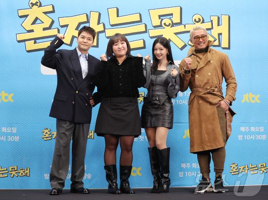 방송인 전현무(왼쪽부터), 개그우먼 이수진, 배우 이세희, 방송인 겸 격투기 선수 추성훈이 12일 오후 서울 마포구 스탠포드호텔코리아에서 열린 JTBC ‘혼자는 못 해’ 제작발표회에 참석해 포즈를 취하고 있다. ‘혼자는 못해’는 게스트 혼자 하기 버겁거나 용기가 없어 미뤄둔 일, 함께 나누고 싶은 모든 일을 같이 해주는 ‘게스트 맞춤 팀플 버라이어티’ 예능으로 오는 13일 첫 방송된다. 2026.1.12/뉴스1 ⓒ News1 김진환 기자