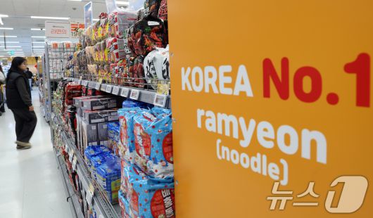 정부는 24일 K-콘텐츠 확산으로 형성된 K-소비재에 대한 우호적 분위기를 수출 확대로 연결해 2030년까지 유망소비재 수출 700억달러를 달성한다는 구상을 발표했다. 이에 수출 다변화를 위해 한류 확산이라는 글로벌 흐름을 기회로 삼아 K-푸드, K-뷰티 등 K-소비재를 새로운 수출동력으로 육성한다는 방침이다. 사진은 이날 서울 한 대형마트 라면 진열대 모습. 2025.12.24/뉴스1 ⓒ News1 김명섭 기자