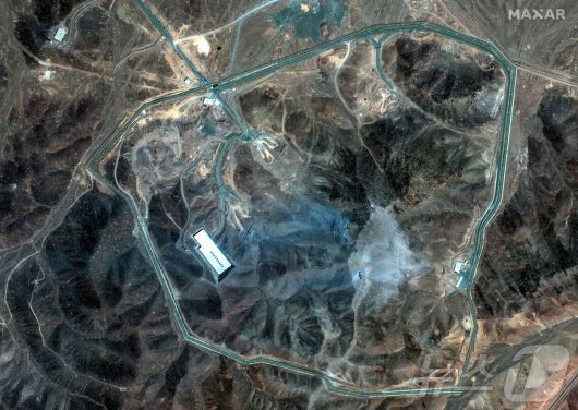 민간 위성업체 막사 테크놀로지가 22일(현지시간) 촬영한 이란 포르도 핵시설 전경. 왼쪽 중하단 미국의 벙커버스터 폭탄이 투하된 지점으로 추정되는 위치에 구멍 6개와 잔해가 보인다. 2025.06.22. ⓒ 로이터=뉴스1 ⓒ News1 이지예 객원기자