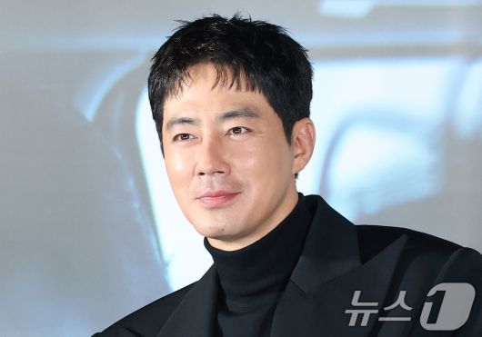 배우 조인성이 12일 서울 광진구 롯데시네마 건대입구에서 열린 영화 '휴민트‘(감독 류승완) 제작보고회에 참석해 미소를 짓고 있다. '휴민트'는 비밀도, 진실도 차가운 얼음 바다에 수장되는 블라디보스토크에서 서로 다른 목적을 가진 이들이 격돌하는 이야기를 그린 작품이다. 2026.1.12/뉴스1 ⓒ News1 권현진 기자