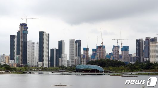 지난 2020년 세종시 호수공원에서 바라본 신축 아파트 건설 현장 모습. 뉴스1 ⓒ News1 장수영 기자