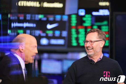 왼쪽이 짐 크레이머.  CNBC '매드 머니' 진행자. ⓒ AFP=뉴스1 ⓒ News1 박형기 기자