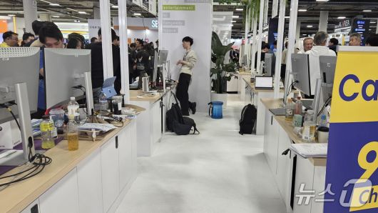CES 2026 유레카파크에 마련된 일본 스타트업 국가전시관의 모습. 참가 기업 관계자들이 짐을 놓는 부스 뒷편에도 의자는 찾아볼 수 없었다. 2026.1.8 ⓒ뉴스1 이정후 기자