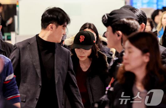 김경 서울시의원이 11일 인천국제공항 제1여객터미널을 통해 귀국하고 있다. 2026.1.11/뉴스1 ⓒ News1 이호윤 기자