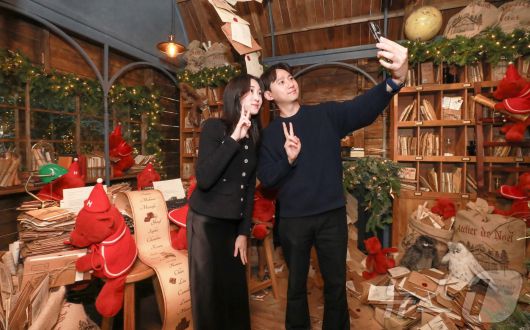 서울 영등포구 더현대 서울 5층 사운즈 포레스트에 조성된 '해리의 크리스마스 공방’에서 고객들이 기념 촬영하고 있는 모습. (현대백화점 제공. 재판매 및 DB금지) 2025.11.3/뉴스1