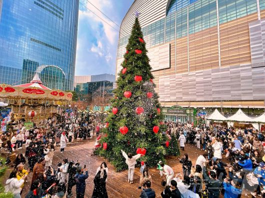 롯데타운 크리스마스 마켓이 지난 20일 모습을 드러냈다고 23일 밝혔다. (롯데백화점 제공. 재판매 및 DB금지) 2025.11.23/뉴스1