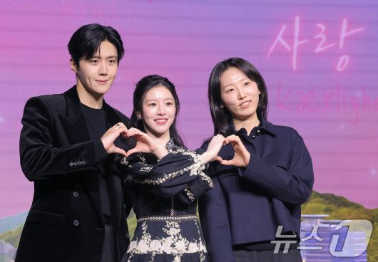 배우 김선호(왼쪽부터)와 고윤정, 유영은 감독이 13일 서울 강남구 조선팰리스 서울강남에서 열린 넷플릭스 시리즈 '이 사랑 통역 되나요?' 제작발표회에 참석해 포즈를 취하고 있다. '이 사랑 통역 되나요?'는 다중언어 통역사 주호진(김선호 분)이 글로벌 톱스타 차무희(고윤정 분)의 통역을 맡게 되면서 펼쳐지는 예측불가 로맨틱 코미디다. 2026.1.13/뉴스1 ⓒ News1 권현진 기자