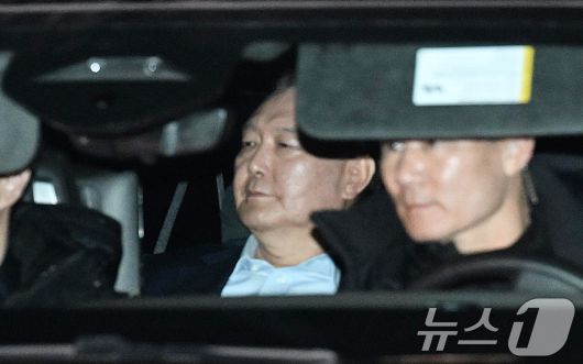 내란 우두머리 혐의로 체포된 윤석열 대통령이 지난해 1월 15일 고위공직자범죄수사처(공수처)에서 피의자 조사를 마치고 차량으로 서울구치소로 이동하는 모습. 2025.1.15/뉴스1 ⓒ News1 김명섭 기자(공동취재)