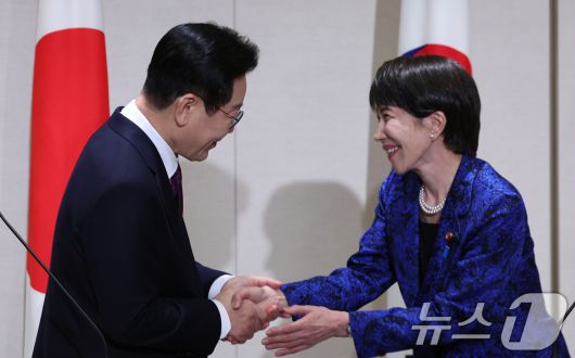 이재명 대통령과 다카이치 사나에 일본 총리가 13일 일본 나라현 회담장에서 공동언론발표를 마친 뒤 악수하고 있다. 2026.1.13/뉴스1 ⓒ News1 이재명 기자