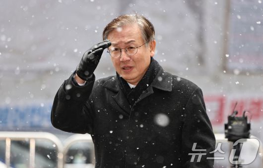 한동수 더불어민주당 윤리심판원장이 12일 서울 여의도 민주당사에서 열리는 윤리심판원 회의에 참석하기 위해 당사로 들어서고 있다. 민주당 윤리심판원은 이날 김병기 전 원내대표의 ‘공천 헌금’ 의혹과 관련해 제명 등 징계를 논의한다. 2026.1.12/뉴스1 ⓒ News1 김도우 기자