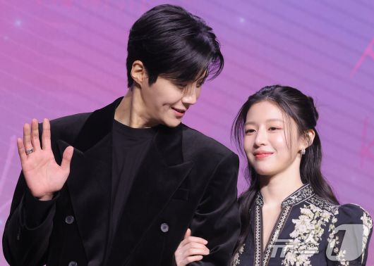 배우 김선호와 고윤정(오른쪽)이 13일 서울 강남구 조선팰리스 서울강남에서 열린 넷플릭스 시리즈 '이 사랑 통역 되나요?' 제작발표회에 참석해 포즈를 취하고 있다. '이 사랑 통역 되나요?'는 다중언어 통역사 주호진(김선호 분)이 글로벌 톱스타 차무희(고윤정 분)의 통역을 맡게 되면서 펼쳐지는 예측불가 로맨틱 코미디다. 2026.1.13/뉴스1 ⓒ News1 권현진 기자