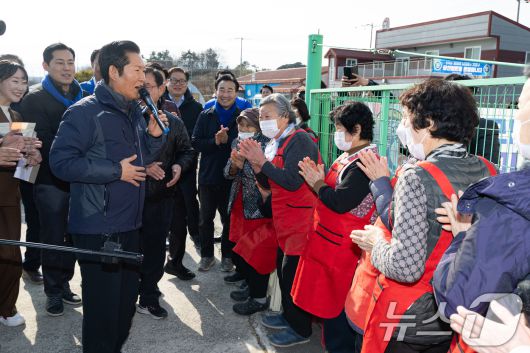 정청래 더불어민주당 대표가 14일 충남 당진시 백석올미마을기업을 방문해 마을기업에서 일하는 할머니들과 노래를 부르고 있다. 2026.1.14/뉴스1 ⓒ News1 유승관 기자