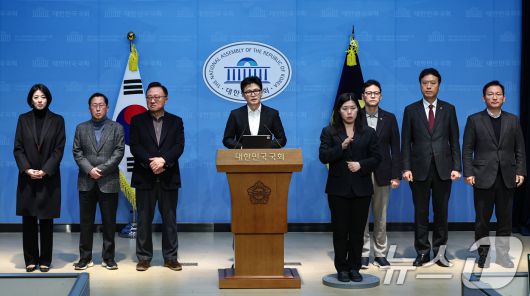 한동훈 국민의힘 전 대표가 14일 서울 여의도 국회 소통관에서 윤리위의 제명 결정에 대한 입장을 밝히고 있다. 2026.1.14/뉴스1 ⓒ News1 김도우 기자