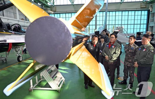 우원식 국회의장이 14일 강원도 원주시 제8전투비행단을 위문 방문, 특수비행팀 블랙이글스의 T-50B를 살펴보고 있다. 2026.1.14/뉴스1 ⓒ News1 국회사진기자단