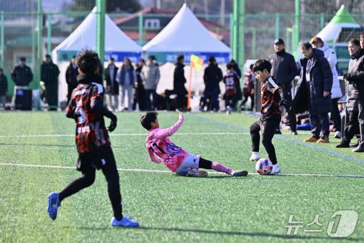 지난해 14일 개막한 강원 속초 설악배 전국 초등 축구리그 경기.(속초시 제공, 재판매 및 DB 금지) 2026.1.14/뉴스1