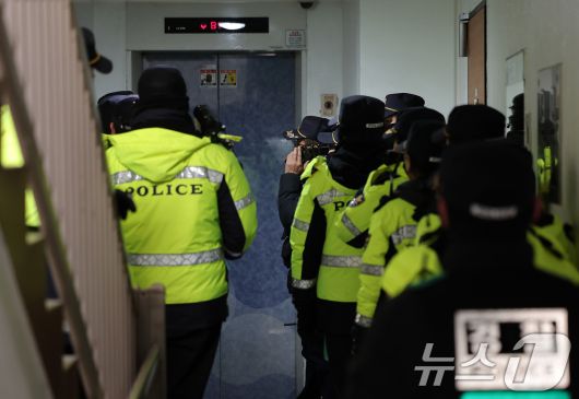 경찰이 공천헌금 수수 등 각종 비위 의혹에 휩싸인 김병기 더불어민주당 의원 주거지 등 6개소에 대한 압수수색을 나선 14일 서울 동작구 김병기 의원의 자택으로 경찰병력들이 투입되고 있다. 2026.1.14/뉴스1 ⓒ News1 김성진 기자