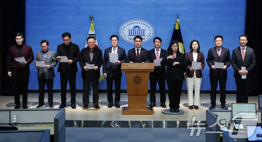 국민의힘 당내모임인 대안과미래 의원들이 14일 서울 여의도 국회 소통관에서 윤리위의 한동훈 전 대표 제명 결정에 대한 입장을 밝히고 있다. 2026.1.14/뉴스1 ⓒ News1 김도우 기자