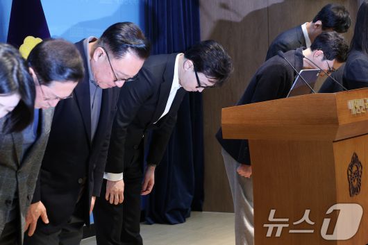 한동훈 전 국민의힘 대표가 14일 서울 여의도 국회 소통관에서 당 윤리위원회 제명 결정과 관련 기자회견에서 인사하고 있다. 2026.1.14/뉴스1 ⓒ News1 신웅수 기자