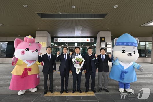 14일  남원시를 방문한 김관영 전북지사가 최경식 시장 등과 기념 촬영을 하고 있다.(남원시 제공. 재판매 및 DB금지)/뉴스1