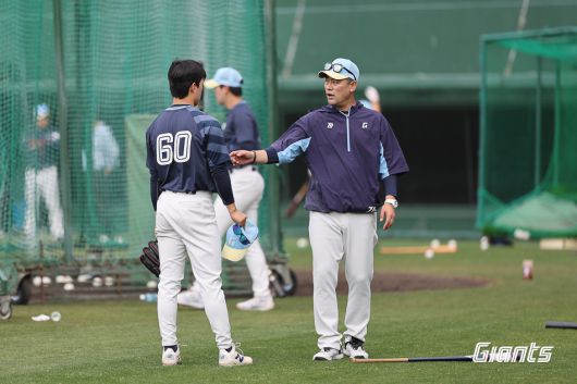 김민재 롯데 자이언츠 드림팀 총괄 코치(오른쪽)가 담관암 투병 끝에 14일 별세했다. (롯데 자이언츠 제공)