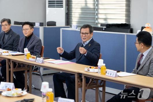 김홍규 강원 강릉시장이 지나 13일 교통약자지원센터를 방문해, 관계자들을 격려하고 있다.(강릉시 제공, 재판매 및 DB 금지) 2026.1.14/뉴스1