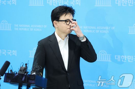 한동훈 전 국민의힘 대표가 14일 서울 여의도 국회 소통관에서 당 윤리위원회 제명 결정과 관련해 입장을 밝히고 있다. 2026.1.14/뉴스1 ⓒ News1 신웅수 기자