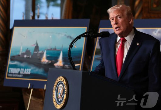 도널드 트럼프 미국 대통령이 22일 플로리다주 마러라고에서 '황금 함대' 구상을 발표하고 있다. 2025.12.22 ⓒ 로이터=뉴스1 ⓒ 로이터=뉴스1 ⓒ News1 허정현 기자