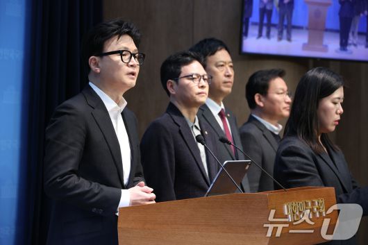 한동훈 전 국민의힘 대표가 14일 오후 서울 여의도 국회에서 국민의힘 제명 관련 입장을 밝히는 기자회견을 하고 있다. 2026.1.14/뉴스1 ⓒ News1 신웅수 기자