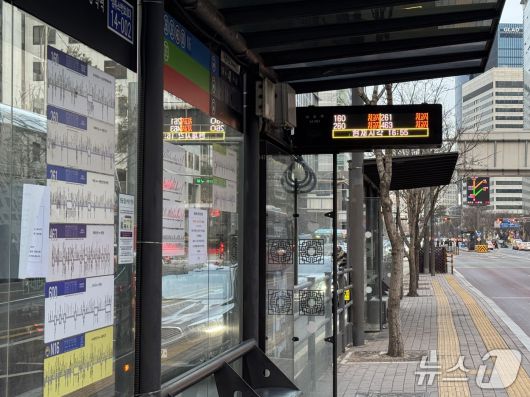 서울 시내버스 파업이 이어지고 있는 가운데 서울 마포구 마포역 인근 버스정류장 모습. 2026.1.14/뉴스1 ⓒ News1 권준언 기자