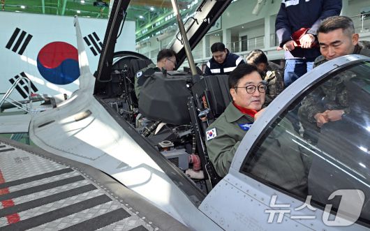 우원식 국회의장이 14일 강원도 원주시 제8전투비행단을 위문 방문, FA-50 전투기를 살펴보고 있다. 2026.1.14/뉴스1 ⓒ News1 국회사진기자단