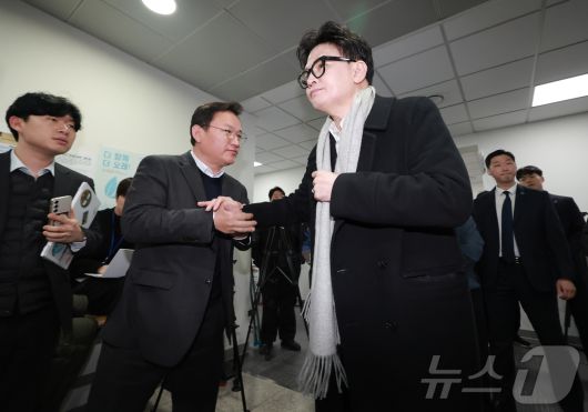 한동훈 국민의힘 전 대표가 14일 당 윤리위원회가 본인을 제명 결정한 것과 관련해 입장을 밝히기 위해 국회 소통관으로 향하고 있다. (공동취재) 2026.1.14/뉴스1 ⓒ News1 신웅수 기자
