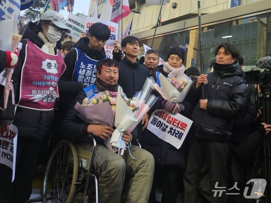 14일 오후 서울 중구 세종호텔  앞 도로 구조물에서 고공농성을 마치고 내려와 취재진 앞에 선 고진수 세종호텔 지부장. 2025.1.14/뉴스1 ⓒ News1 유채연 기자