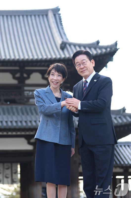 이재명 대통령과 다카이치 사나에 일본 총리가 14일 일본 나라현 호류지를 방문해 기념촬영을 하고 있다. 2026.1.14/뉴스1 ⓒ News1 이재명 기자