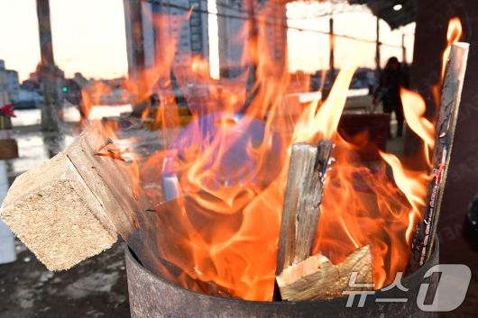 14일 경북 포항시 북구 죽도어시장에서 상인들이 모닥불에 몸을 녹이고 있다. 2026.1.14/뉴스1 ⓒ News1 최창호 기자