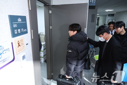 서울경찰청 광역수사단 공공범죄수사대가 14일 서울 여의도 국회 소통관 김병기 의원실 압수수색에 돌입하고 있다. 2026.1.14/뉴스1 ⓒ News1 신웅수 기자