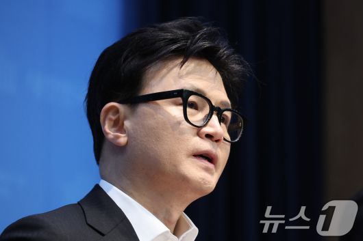 한동훈 전 국민의힘 대표가 14일 서울 여의도 국회 소통관에서 당 윤리위원회 제명 결정과 관련해 입장을 밝히고 있다. 2026.1.14/뉴스1 ⓒ News1 신웅수 기자