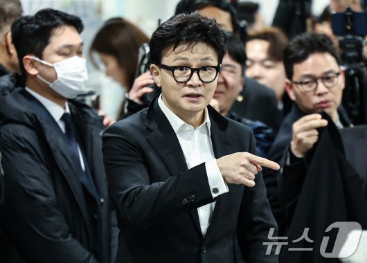 한동훈 국민의힘 전 대표가 14일 서울 여의도 국회 소통관에서 윤리위의 제명 결정에 대한 입장을 밝히기 위기 기자회견장으로 들어서고 있다. 2026.1.14/뉴스1 ⓒ News1 김도우 기자