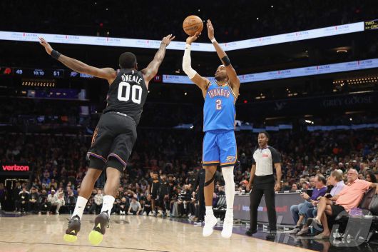 오클라호마시티 선더는 14일(한국시간) 미국 오클라호마주 오클라호마시티 페이컴 센터에서 열린 2025-26 NBA 정규리그 홈 경기에서 샌안토니오 스퍼스에 119-98로 이겼다. 사진은 슛을 던지는 오클라호마시티의 '에이스' 샤이 길저스 알렉산더(오른쪽). ⓒ AFP=뉴스1