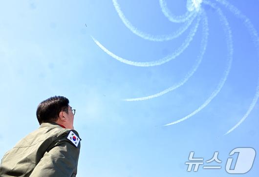 우원식 국회의장이 14일 강원도 원주시 제8전투비행단을 위문 방문, 특수비행팀 블랙이글스 비행을 바라보고 있다. 2026.1.14/뉴스1 ⓒ News1 국회사진기자단