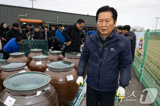 정청래 더불어민주당 대표가 14일 충남 당진시 백석올미마을기업을 방문해 장독 옮기기 작업을 하고 있다. 2026.1.14/뉴스1 ⓒ News1 유승관 기자